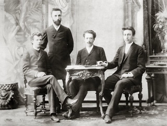 Una foto di gruppo di Anton Arensky coi suoi studenti in bianco e nero