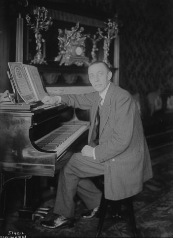 rachmaninoff_seated_at_steinway_bain.jpg