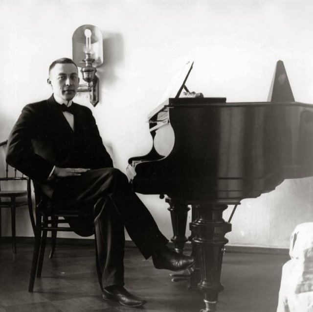 sergei_rachmaninoff_1910s.jpg